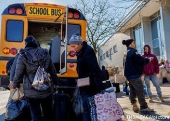 Texas desafía la restricción y envía más migrantes a Chicago
