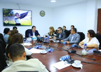 Diputados conocen las necesidades y proyectos de fundación y entidad humanitaria