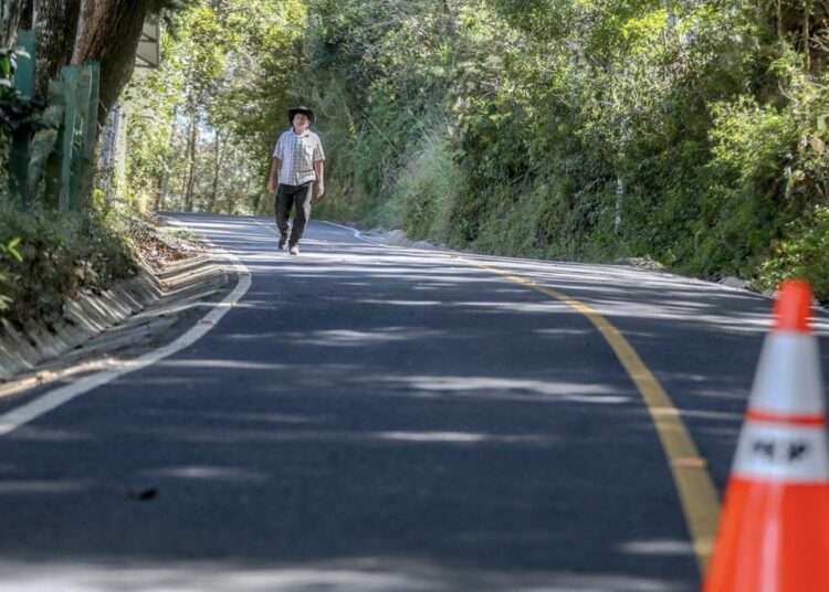 Entregan pavimentación de calle que conduce hacia San José Sacare, La Palma