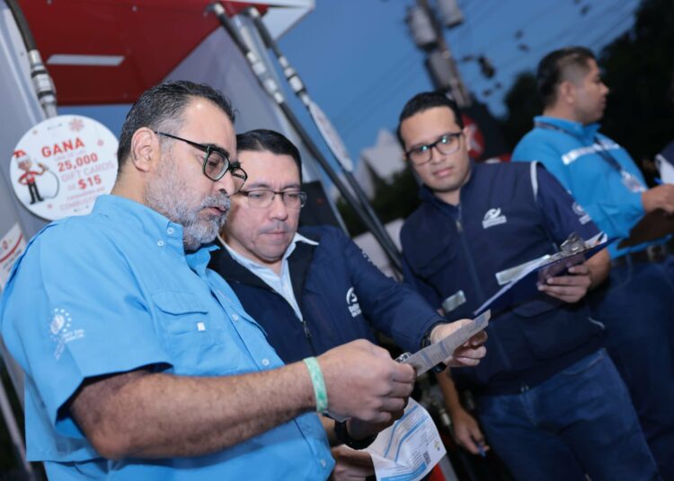 Autoridades verifican que estaciones de servicio apliquen disminución de los precios del combustible