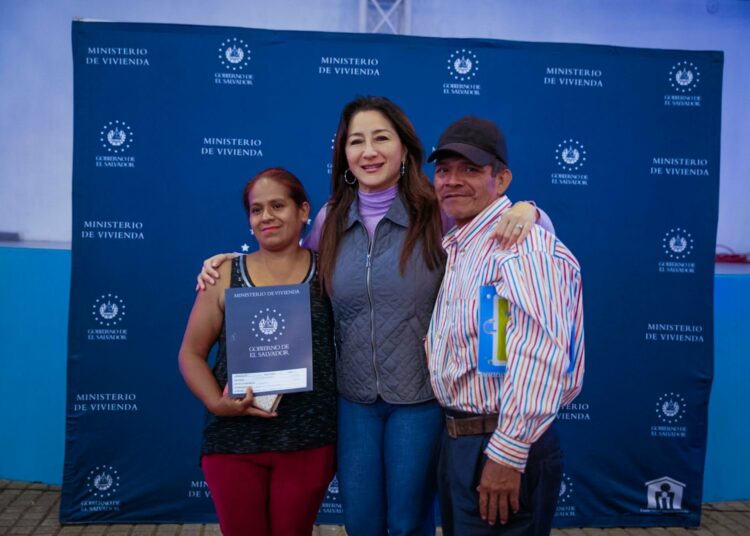 Ministerio de Vivienda entrega escrituras de propiedad a familias de Nuevo Cuscatlán