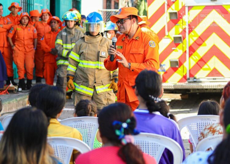 Autoridades capacitan a comunidades sobre cómo actuar ante situaciones de emergencia