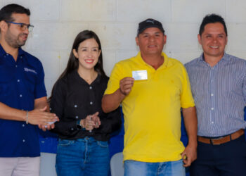 Gobierno entrega carnets de identificación a habitantes de zonas delimitadas por la Corte de La Haya