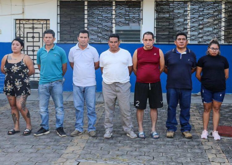 Ocho policías y una mujer son capturados por introducir objetos prohibidos a bartolinas policiales de Lourdes