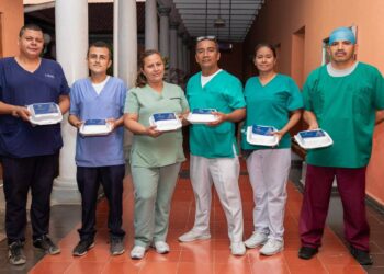 Gobierno entregó cenas navideñas a personal médico de turno en Nochebuena