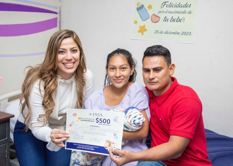 Gobierno entregó bono económico a madre del primer bebé de Navidad