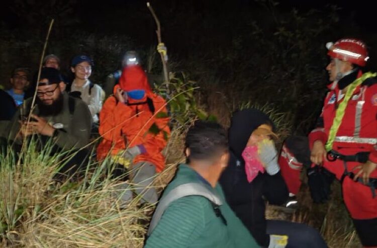 Autoridades localizaron a turistas extraviados en volcán Chaparrastique