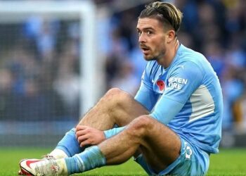 Una banda de ladrones asalta la mansión del futbolista Jack Grealish con diez de sus familiares dentro