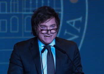 Milei despide por decreto a 7.000 trabajadores estatales