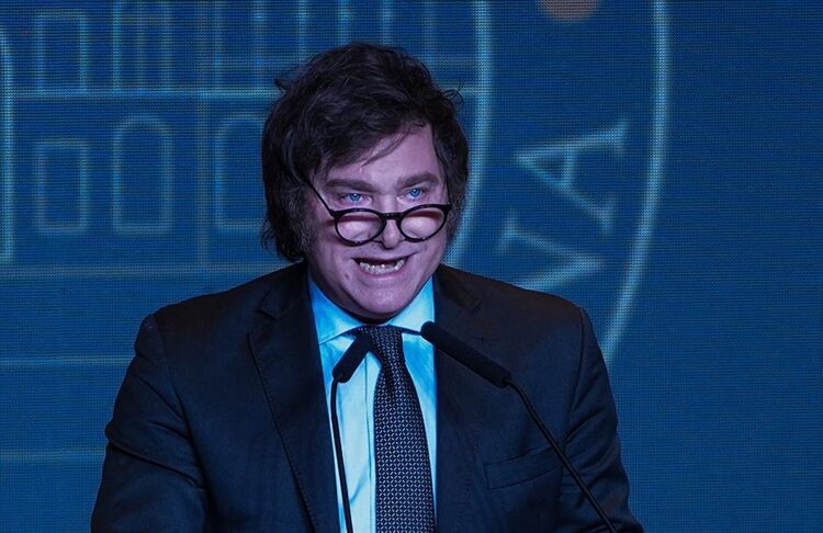 Milei despide por decreto a 7.000 trabajadores estatales