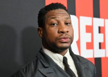 Quiere arruinar mi carrera: Jonathan Majors arremete contra su ex en juicio