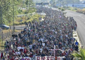 Una masiva caravana de migrantes avanza por México hacia Estados Unidos