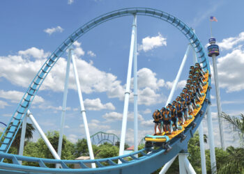 VIDEO: Montaña rusa se detiene a más de 40 metros y deja cabeza abajo a decenas de personas por casi una hora