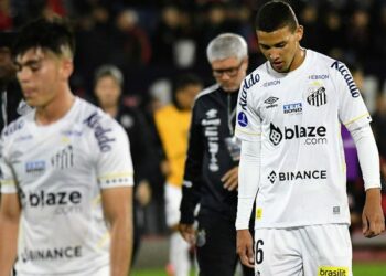 Santos FC , donde jugó Pelé, desciende por primera vez en su historia en Brasil
