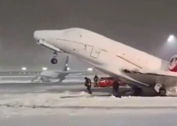 VIDEO: Un avión se congela en una pista de aterrizaje en Alemania