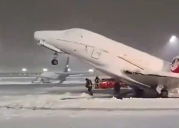 VIDEO: Un avión se congela en una pista de aterrizaje en Alemania