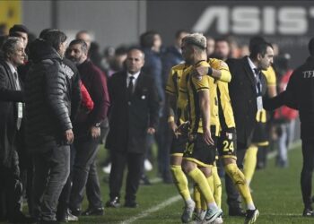 Turquía: Un presidente baja al césped y saca a su equipo del campo