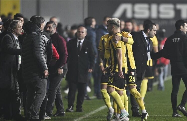 Turquía: Un presidente baja al césped y saca a su equipo del campo