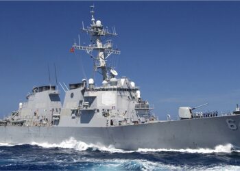 Tres barcos alcanzados por misiles en ataque hutí en el Mar Rojo; buque de guerra estadounidense derriba tres drones