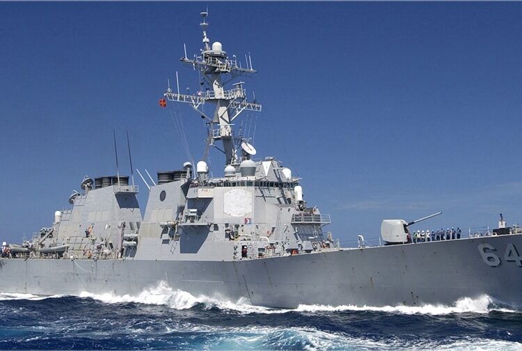 Tres barcos alcanzados por misiles en ataque hutí en el Mar Rojo; buque de guerra estadounidense derriba tres drones