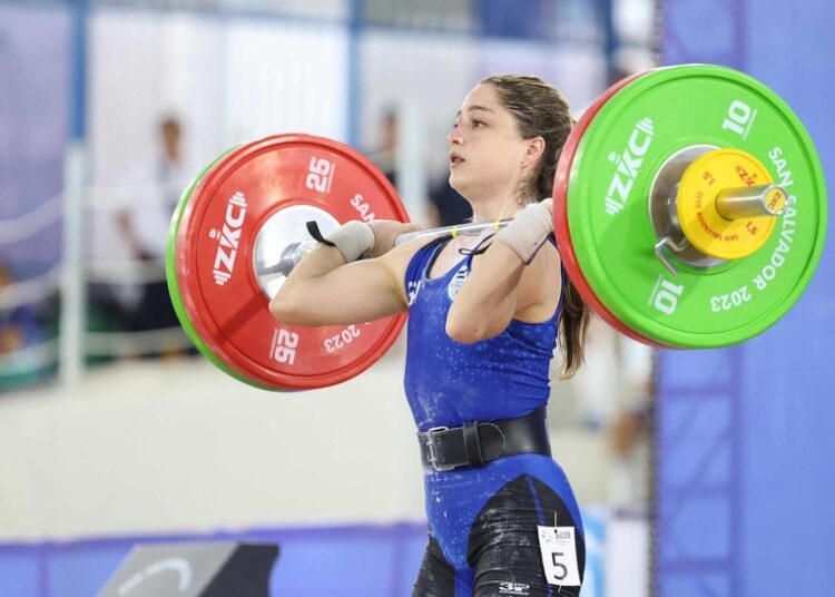 Victoria Grenni impone nuevas marcas nacionales en Campeonato Nacional Absoluto de Pesas