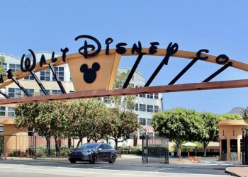 Juez aprueba demanda histórica contra Disney por brecha salarial de género