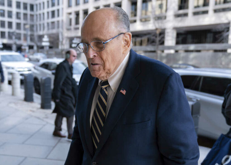 Giuliani, aliado de Trump, se declara en quiebra tras sentencia en su contra de 148 millones dólares