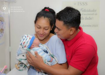 ISSS festeja a primer bebé nacido en Navidad en El Salvador