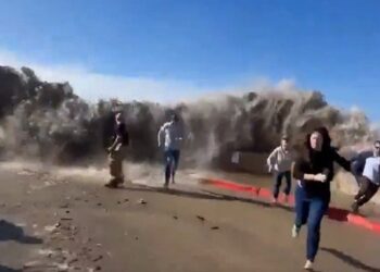 VIDEO: Enormes olas generadas por tormentas azotan California