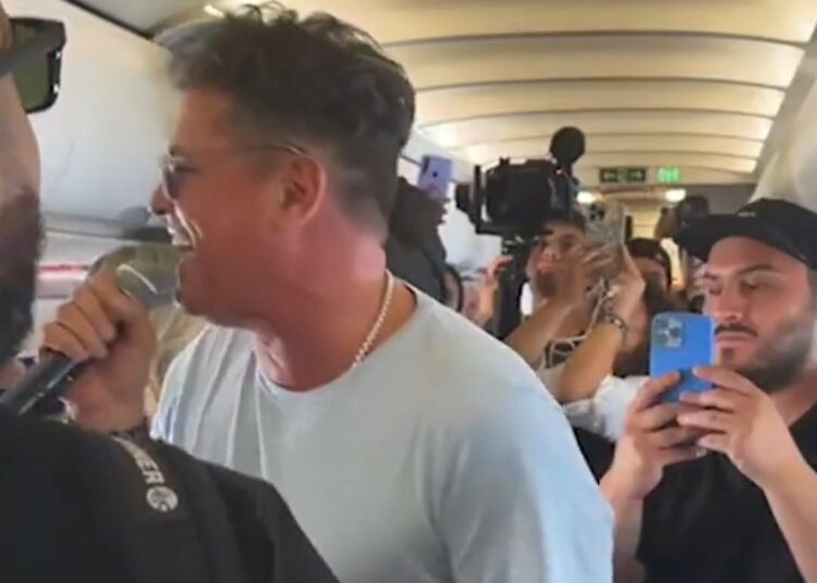 (VIDEOS) Carlos Vives sorprendió con concierto en un avión a más de 30 mil pies de altura