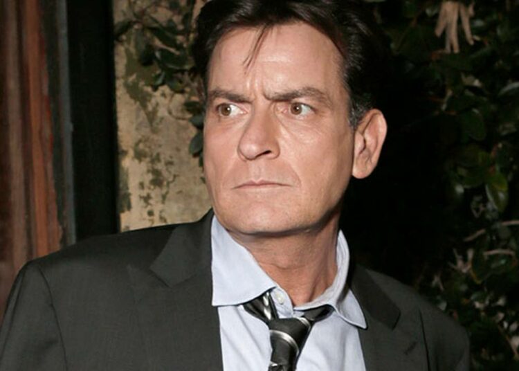 Charlie Sheen fue agredido por su vecina que intentó estrangularlo en su propia casa y quedó arrestada