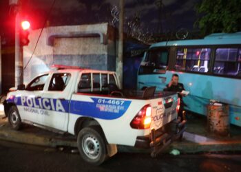 Choque entre microbús y patrulla policial sobre la Juan Pablo II deja al menos 12 lesionados