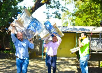 Diputados entregan mobiliario escolar en San Dionisio, Usulután