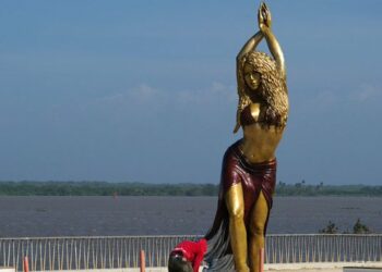 Nueva estatua de Shakira revela una insólita falta de ortografía