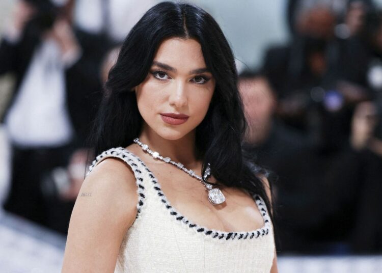 Retira Dua Lipa video musical que muestra explosiones en medio del conflicto entre Israel y Hamas