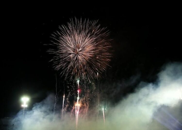 Un municipio letón prohibirá fuegos artificiales a medianoche de Moscú para no celebrar Año Nuevo juntos