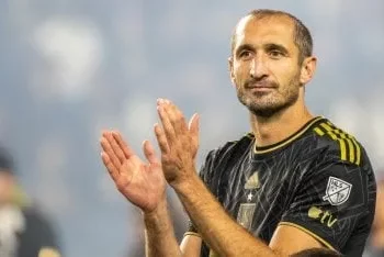 El defensor italiano Giorgio Chiellini se retiró del fútbol a los 39 años