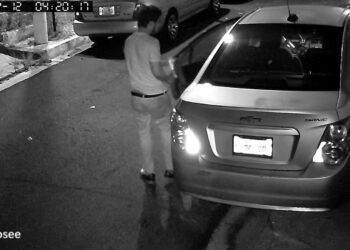 Cámaras graban a ladrón hurtando en vehículos estacionados en residencial de Mejicanos