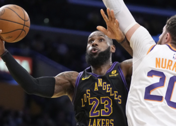 Error arbitral definió el partido en favor de los Lakers