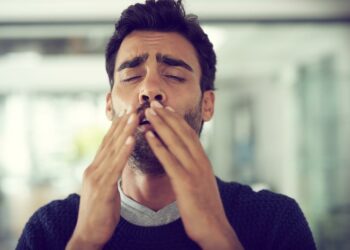 Hombre se desgarra la tráquea por no dejar salir un estornudo