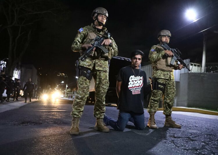 Capturan a marero que pidió el DUI a un motociclista repartidor para ingresar en una colonia de Santa Tecla