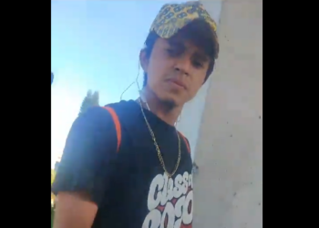 VIDEO | Motociclista repartidor enfrenta a marero que le pide el DUI para poder ingresar en una colonia