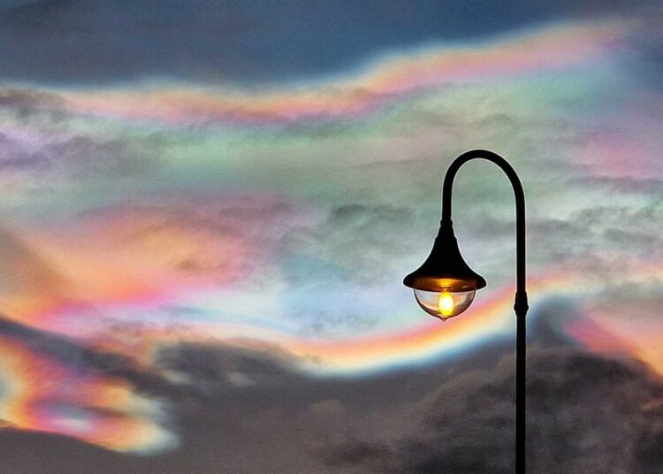 (VIDEOS) Nubes ‘arcoíris’ extremadamente raras colorean el cielo 