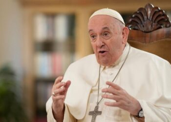 El Vaticano autorizó la bendición de parejas del mismo sexo, sin considerarlas matrimonio