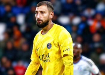 (VIDEO) Brutal patada de Donnarumma en la cara de un rival por la que fue expulsado en el triunfo de PSG