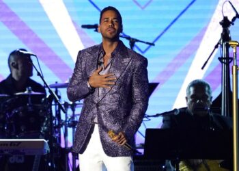 Romeo Santos rompe el récord de la impuntualidad y presenta show a las 4 de la mañana, con 8 horas de retraso