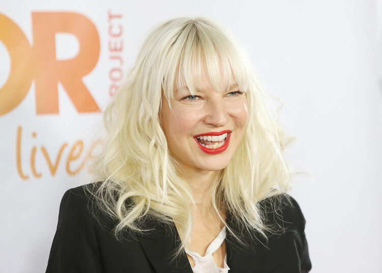 La cantante Sia habla sin tapujos de su reciente liposucción