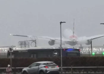(VIDEO) El brusco y aterrador aterrizaje de un avión en el aeropuerto de Londres