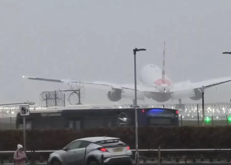(VIDEO) El brusco y aterrador aterrizaje de un avión en el aeropuerto de Londres