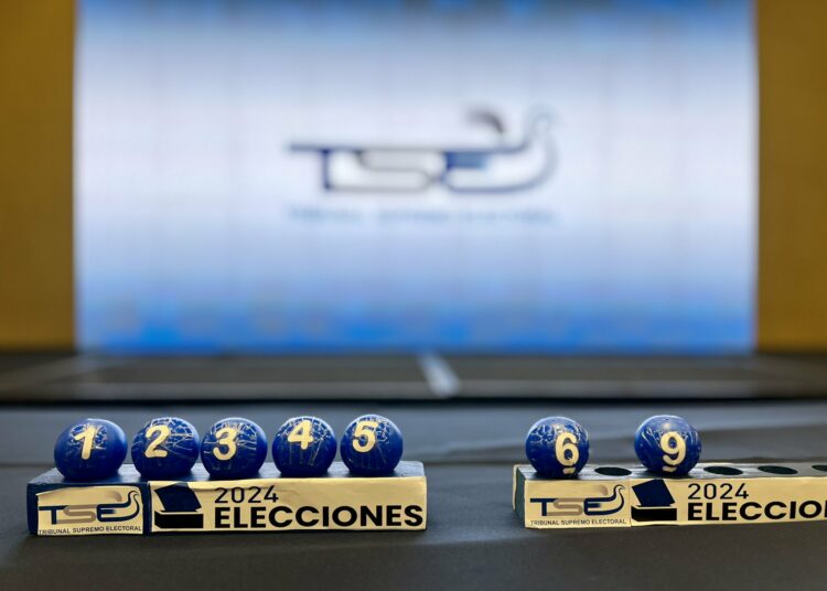 TSE define por sorteo las posiciones de banderas en papeletas de votación